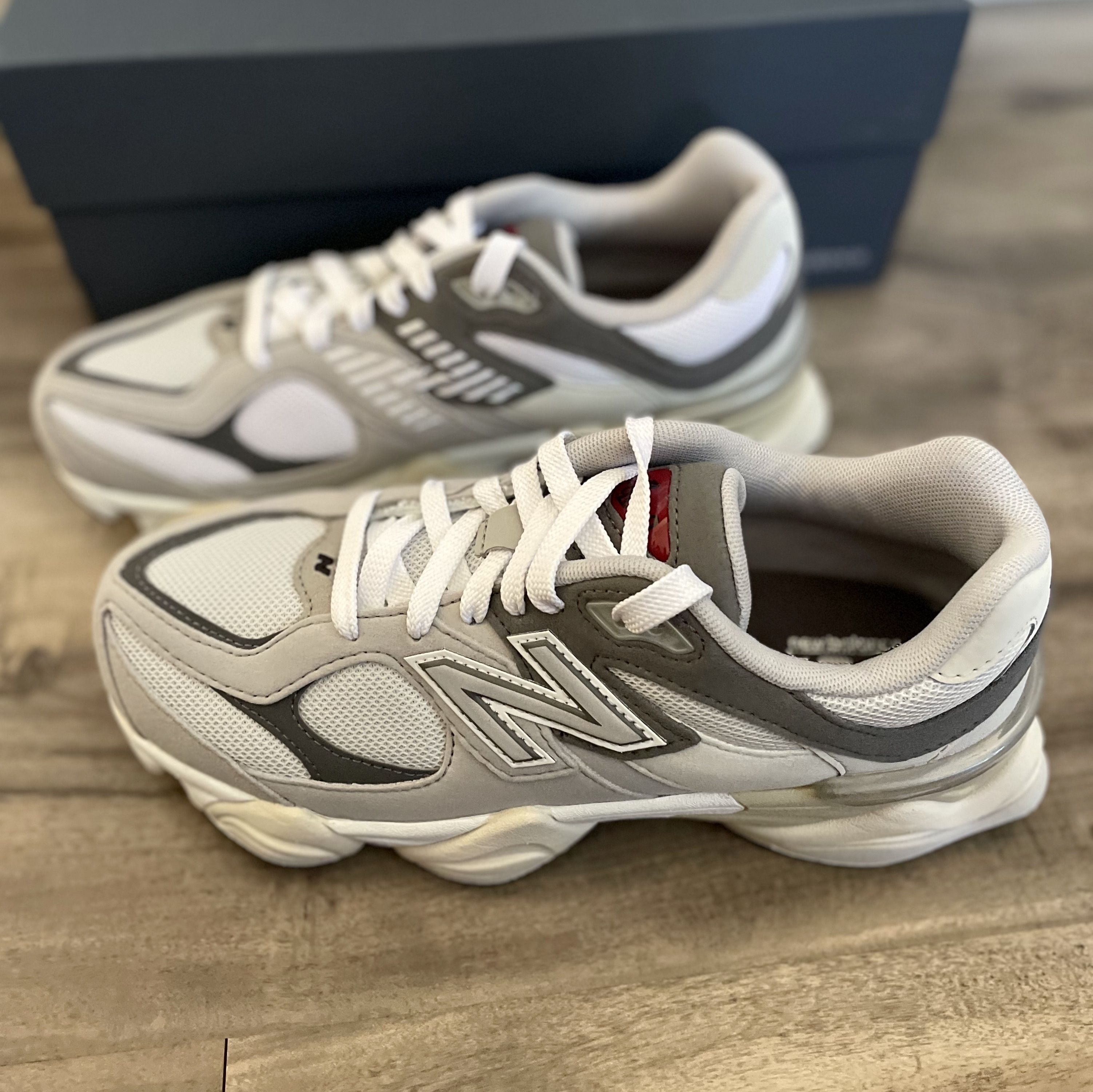 【関税込み】New Balance カーキ＆グレー 9060 スニーカー 9060（スニーカー）｜New Balance（ニューバランス）の