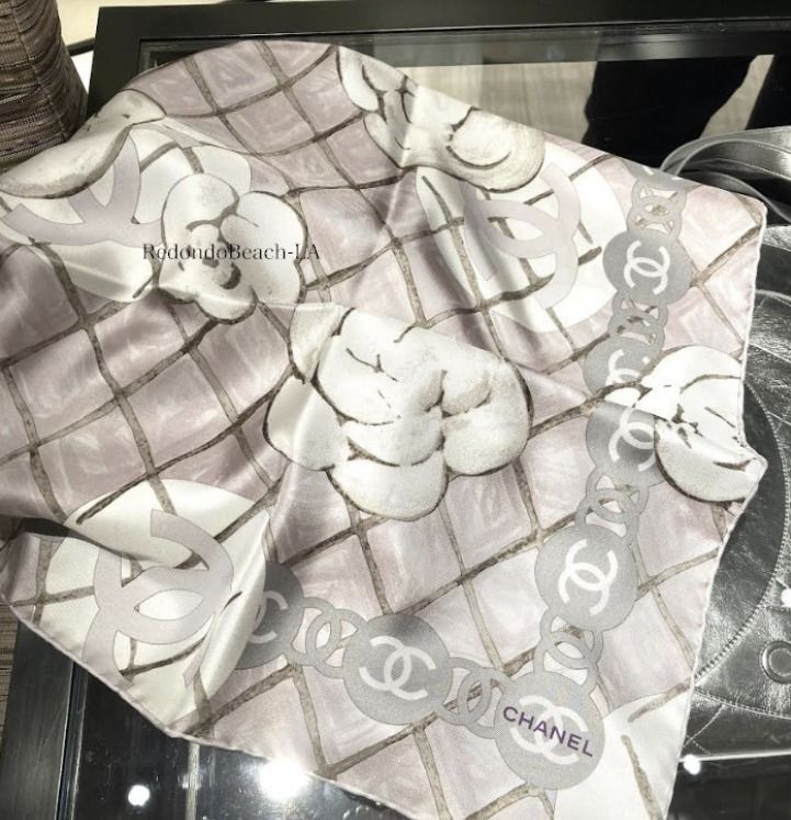 エレガントで多彩なアレンジを【CHANEL】ツイリー カメリア 大人エレガントを纏う】CHANEL☆スカーフ☆大胆なカメリア付き