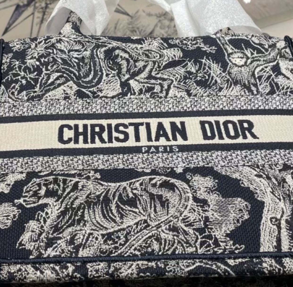 【シックでエレガント】Dior Book Tote バッグ スモール Medium Dior Book Tote White and Gold-Tone Dior Oblique