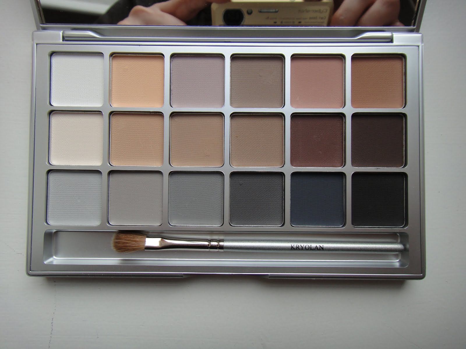 Kryolan 高発色アイシャドウ 麗らかな透明感+温かみアイメイク Kryolan 高発色アイシャドウ 麗らかな透明感+温かみアイメイク