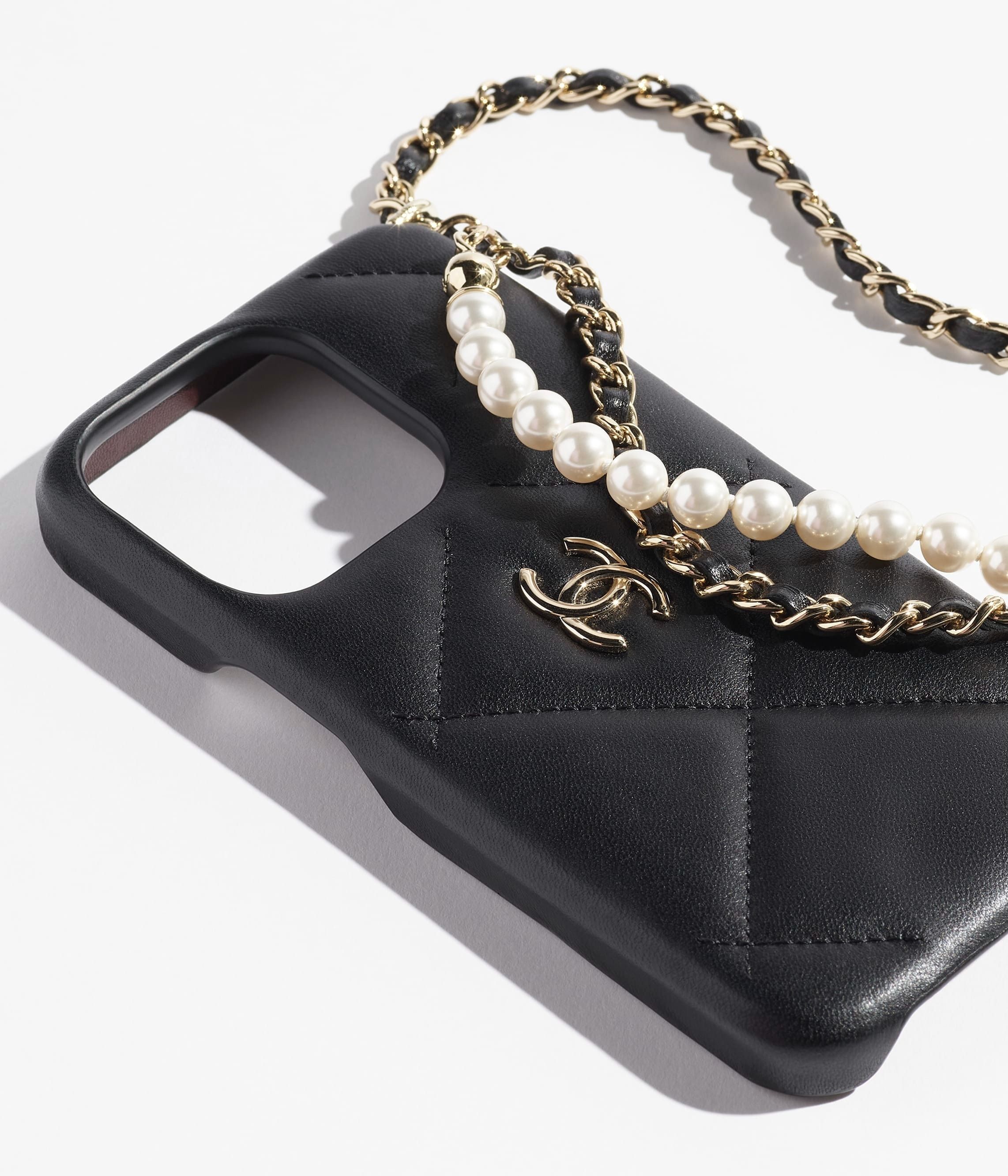 【華やかに♪】CHANEL チェーン クラッチ iPhone 15Pro ケース 24P 大人気!!【CHANEL】 チェーン クラッチ iPhone 15Proケース
