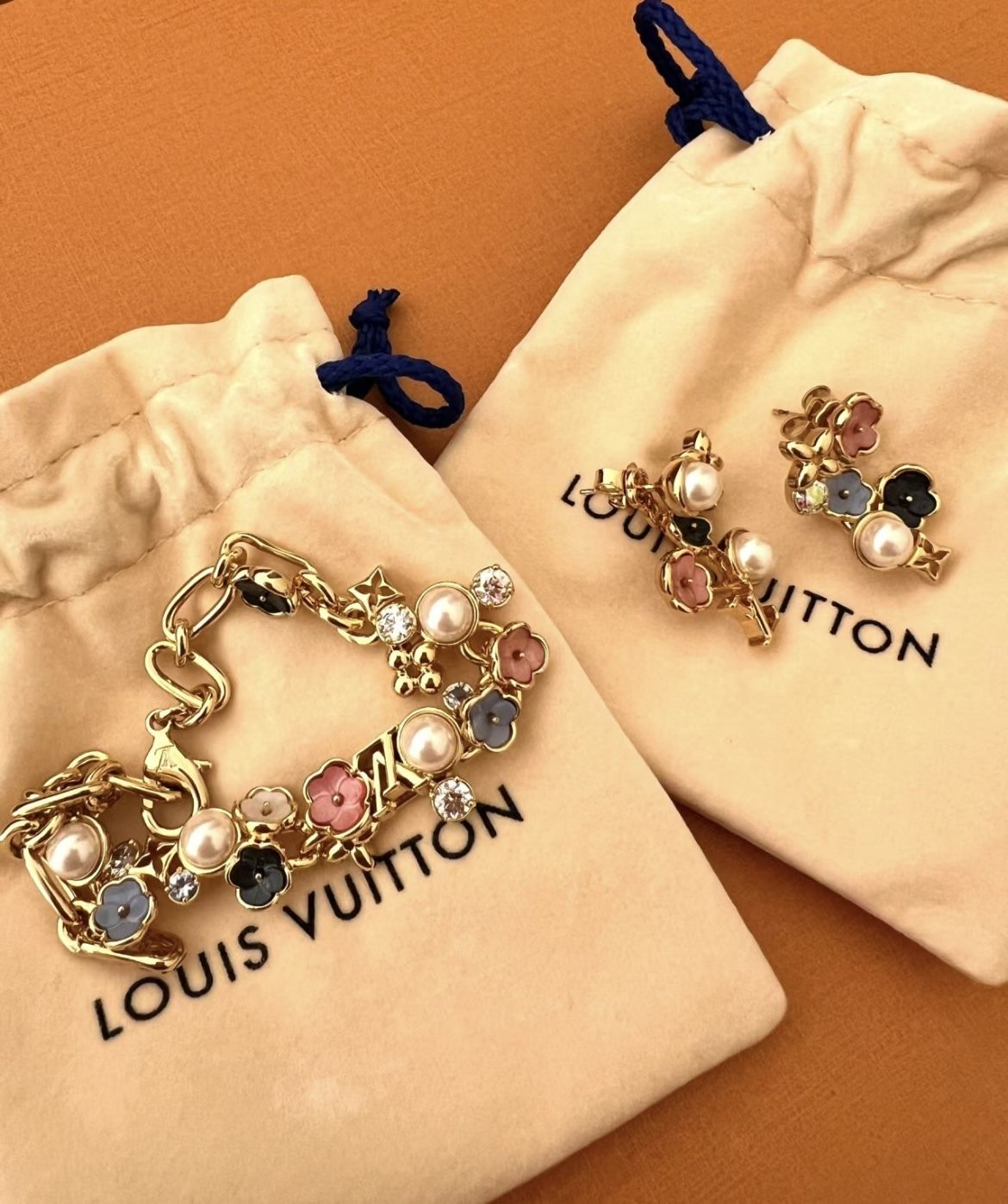 【お花見のお供に♪】LouisVuitton ブレスレット 手首にお花畑☆お揃いのピアスも Louis Vuitton ブレスレット