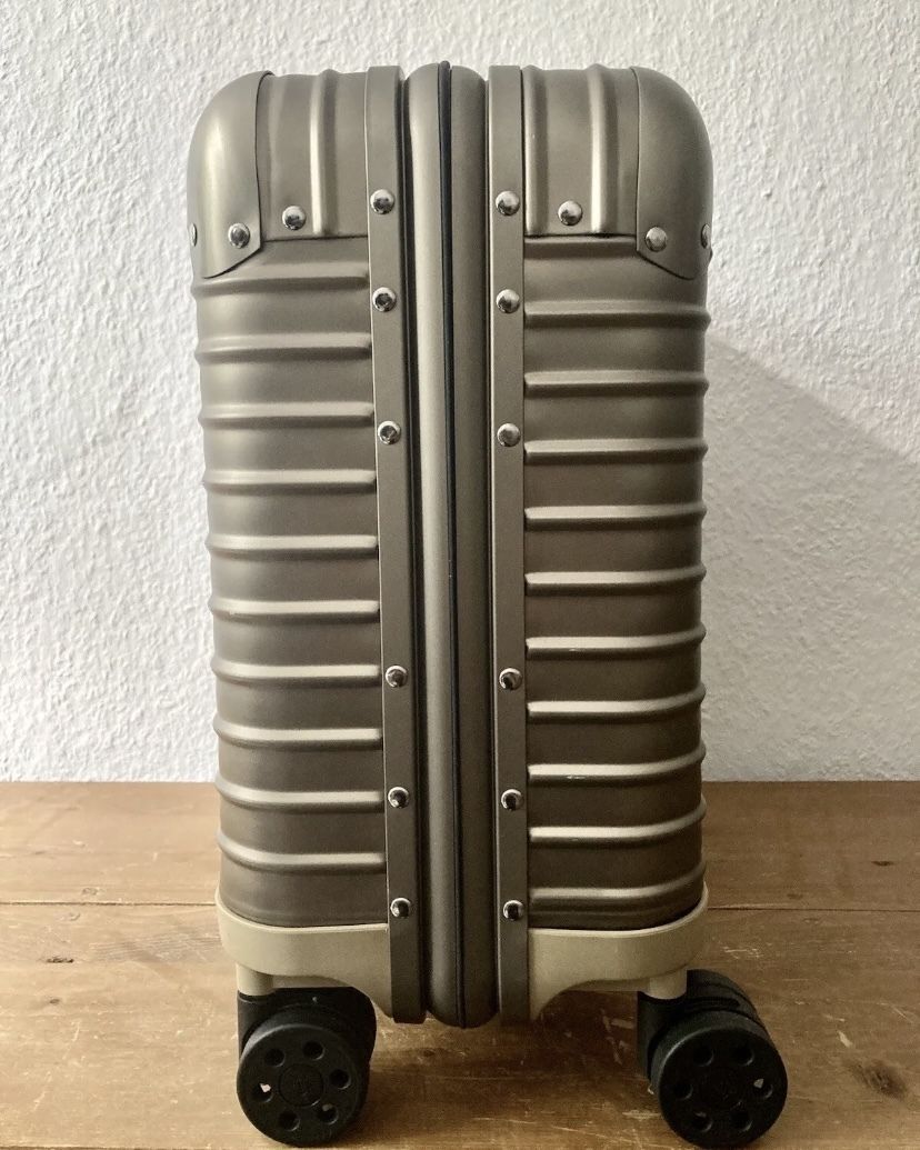 RIMOWA限定トパーズゴールドキャビントローリーのレビュー