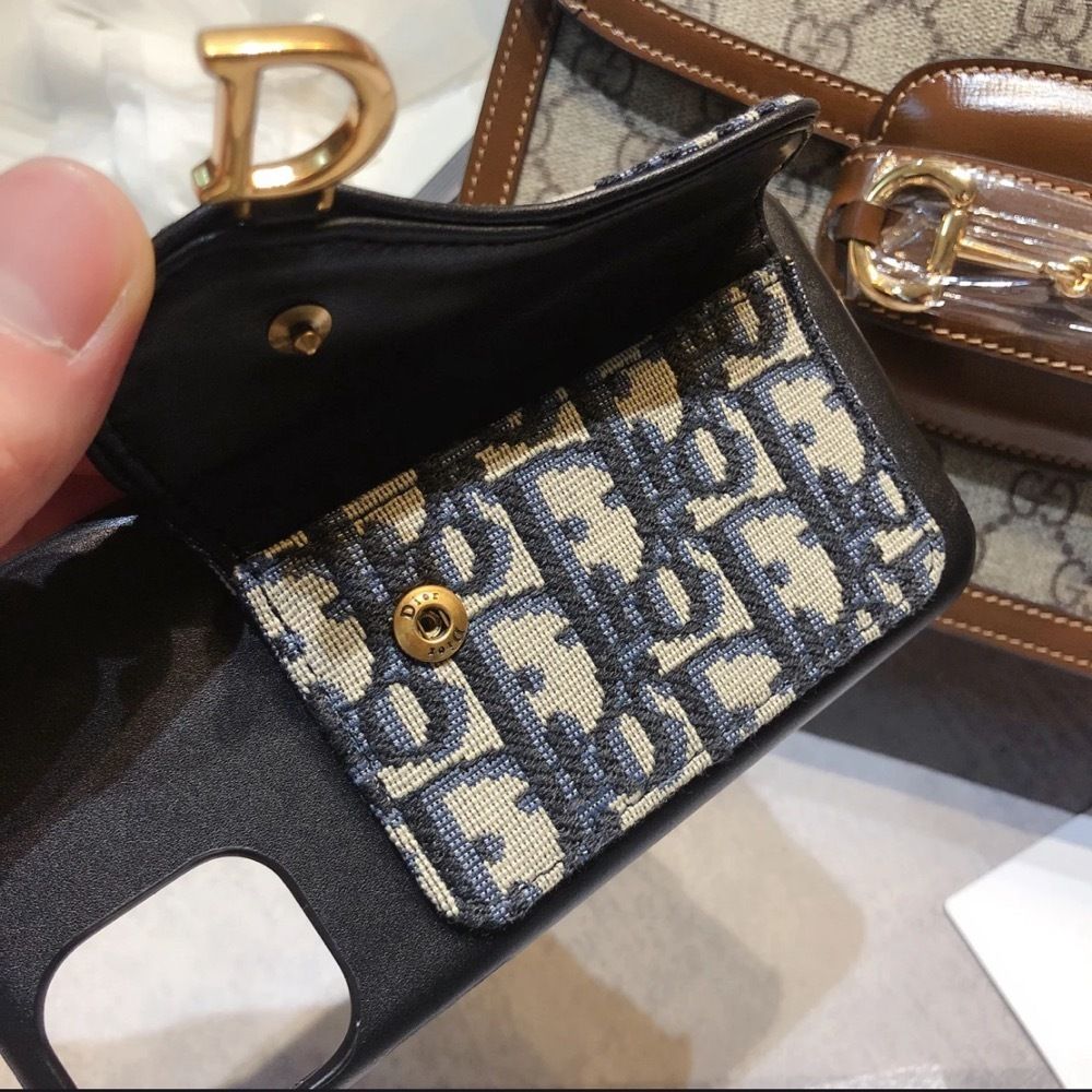 Dior☆iPhone 15 Pro用サドルカバー エレガント【DIOR】サドルSaddle iPhone15 Pro/Pro Max ケース