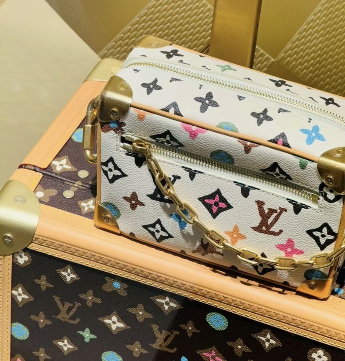 手書き風モノグラムが可愛い Louis Vuitton ショルダーバック 手書き風カラフルモノグラムが可愛い Louis Vuitton バムバック
