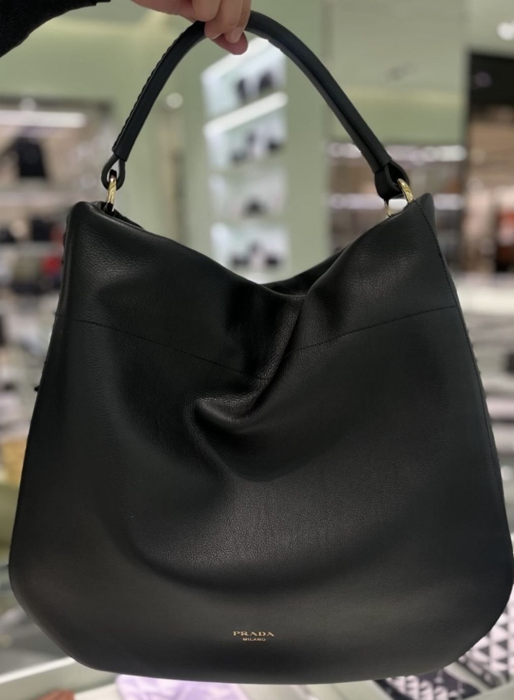 マグネット開閉式 ラージ レザー ショルダーバッグ (PRADA