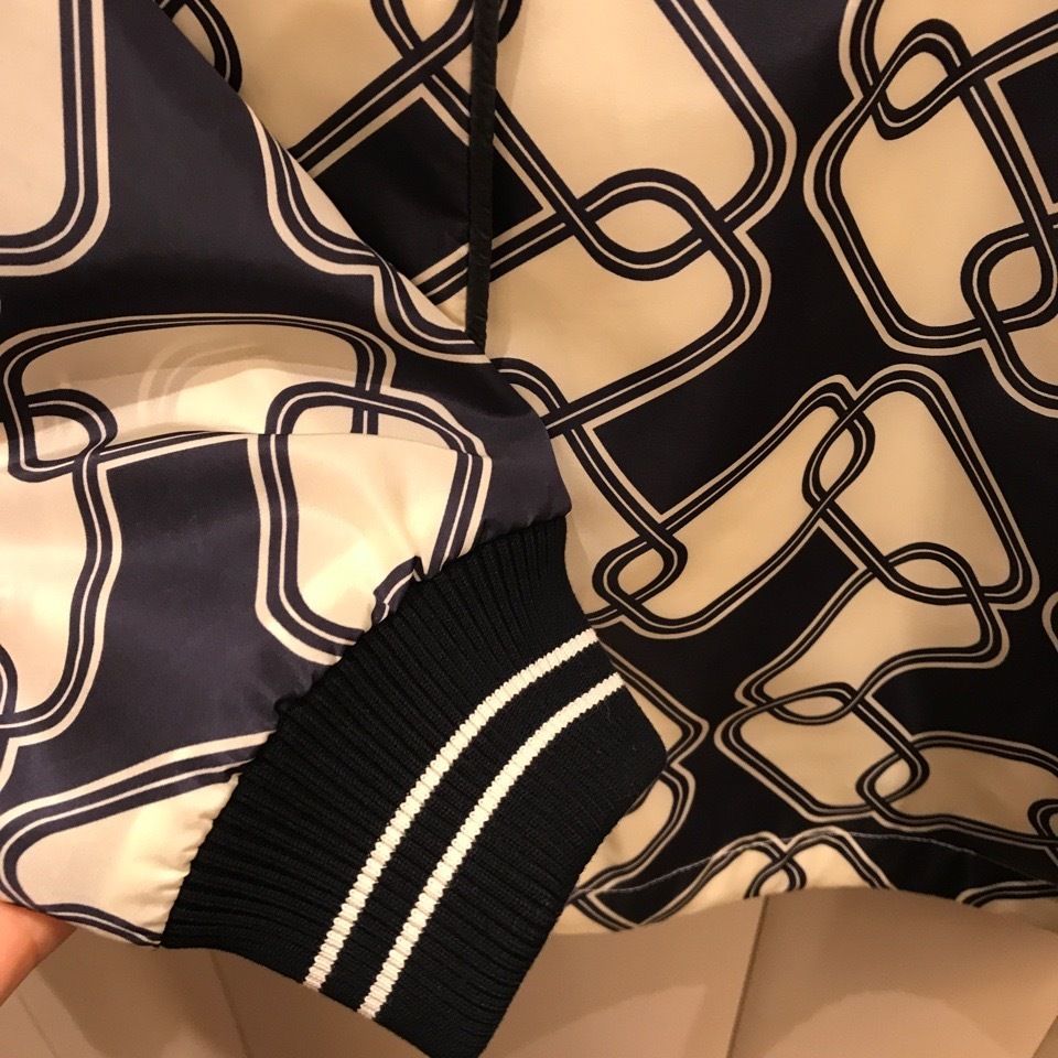 パリ直営店買付【MONCLER】Iasone プリントパーカー フード付き パリ直営店買付【MONCLER】Iasone プリントパーカー フード付き