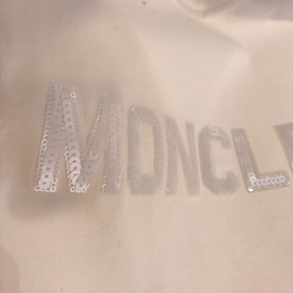 パリ直営店買付【MONCLER】クロップド丈Tシャツスパンコールロゴ パリ直営店買付【MONCLER】スパンコールロゴTシャツ (MONCLER/T
