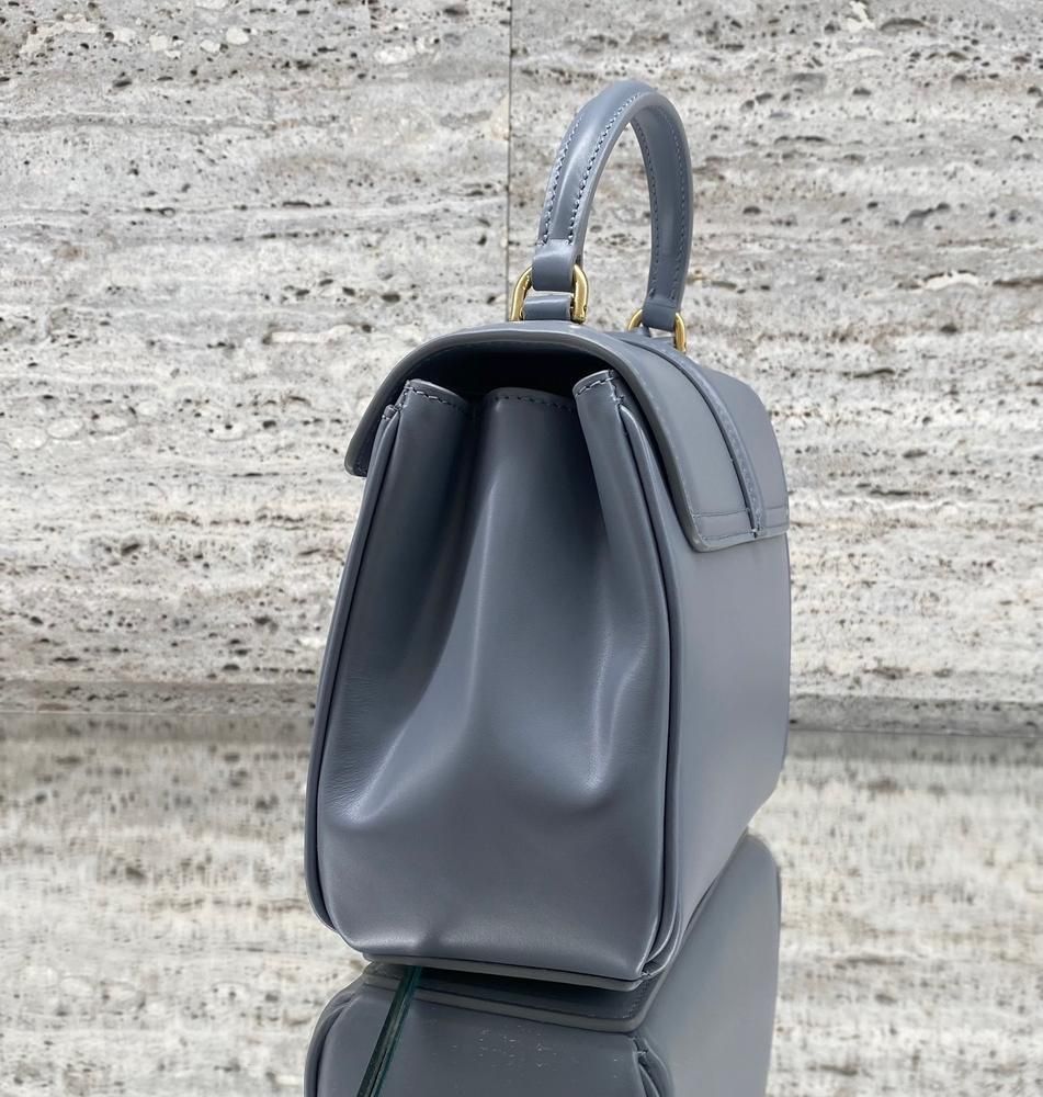 新作 CELINE セリーヌ ミニ 16 セーズ サテンドカーフスキン
