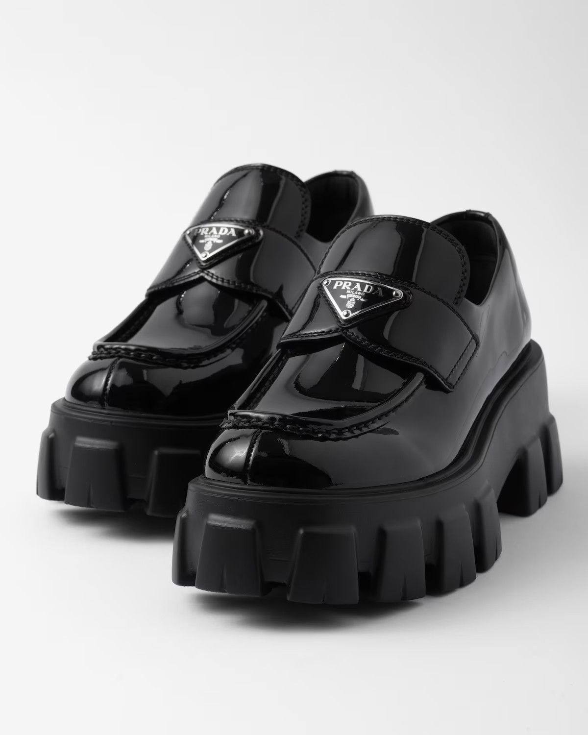 人気!【PRADA】プラダ モノリス パテントレザー ローファー PRADA お洒落な ◇ モノリス パテントレザー ローファー ◇ 人気