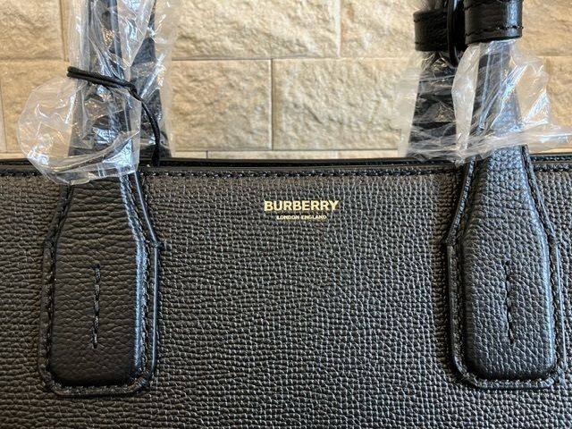 BURBERRY】バーバリー『クロスチェーン柄 ミディアム バナー