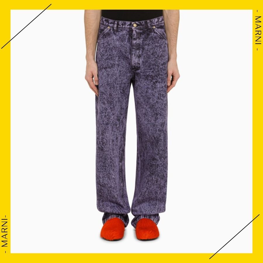 黒バッグ靴ピアスリングスニーカーにMARNIマルニデニムジーンズ