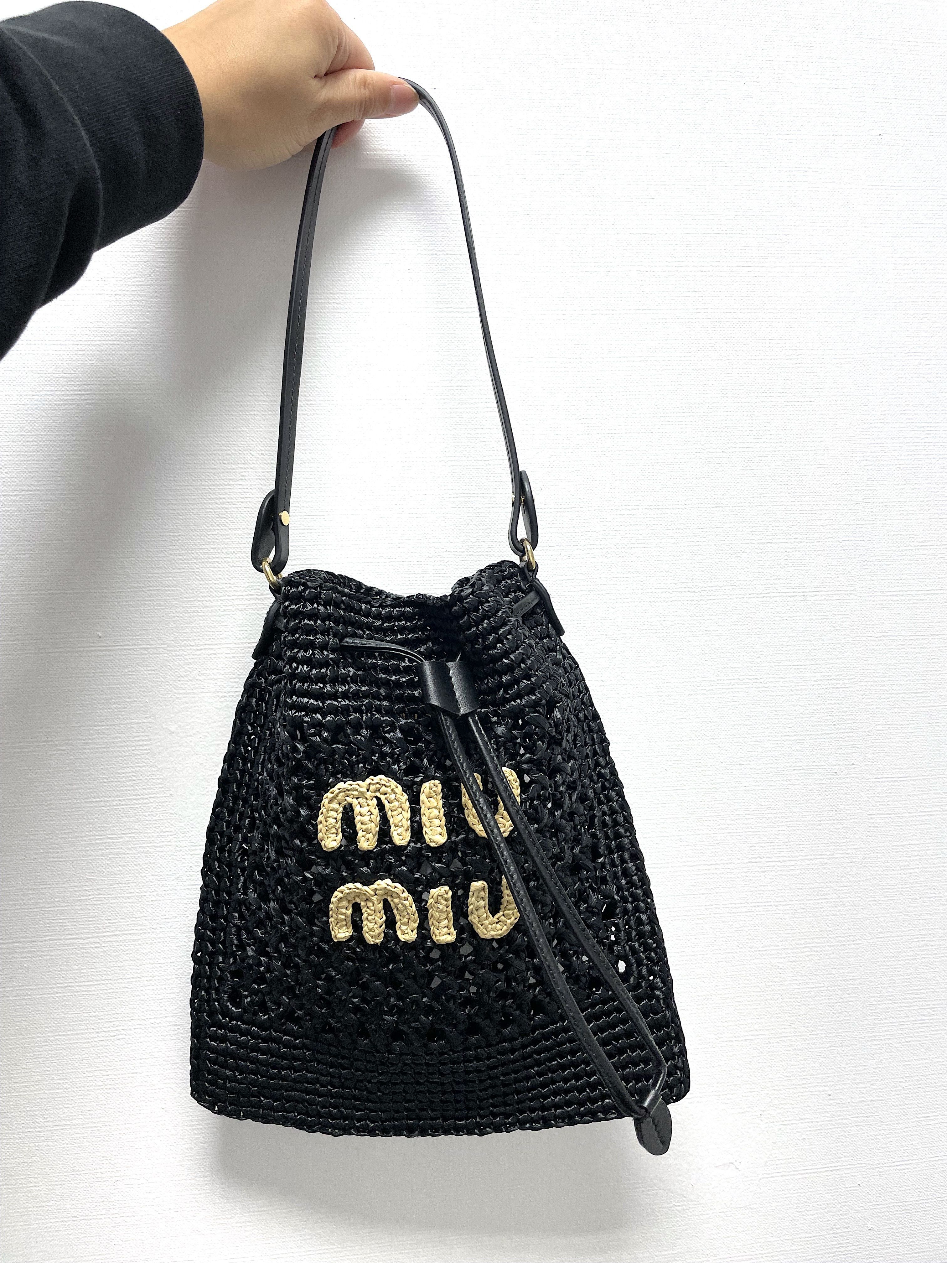 miumiu☆VIP価格 ジップアップ ショルダーバッグ VIP価格◇MIUMIU◇ミュウミュウ◇ロゴ ショルダーバッグ (MiuMiu