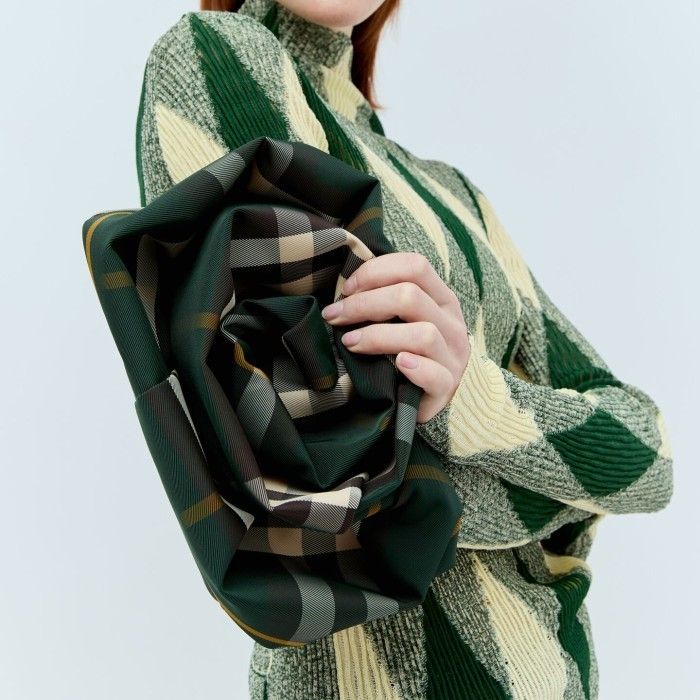 ☆SALE☆【送料関税無料】BURBERRY ローズ クラッチバッグ