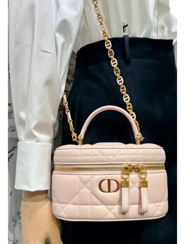落ちたい！チェーンも形も全てが可愛い Dior Caroミニヴァニティ