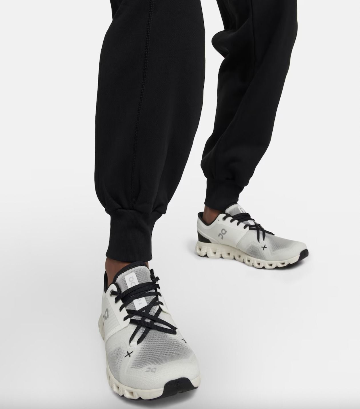関税.送料込 ON Cloud X3 スニーカー The Cloud X 3: Reactive shoe for multiple workouts | On