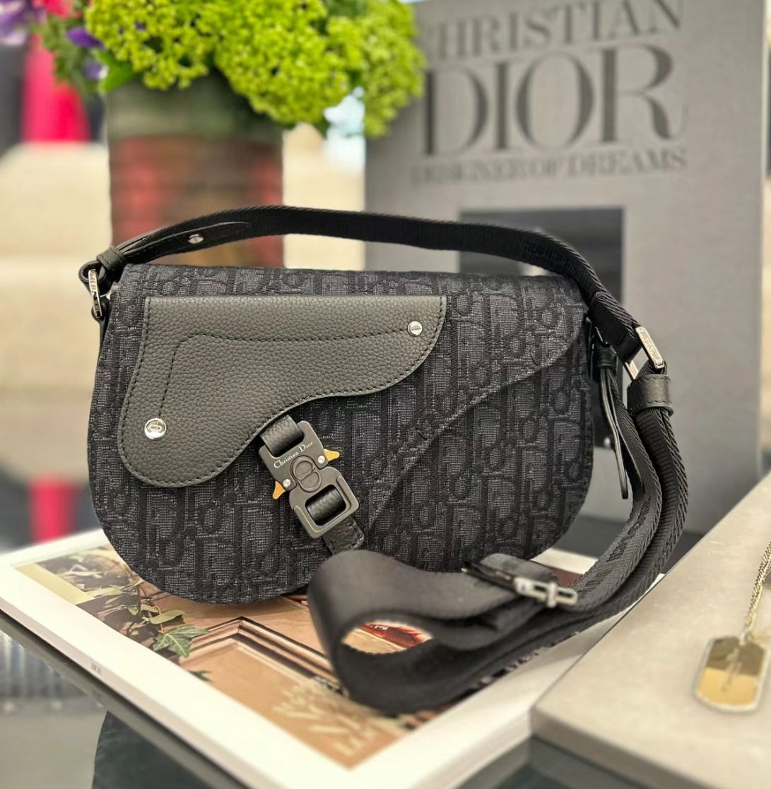 【すぐ届く】DIOR Saddle メッセンジャーバッグ スモール DIOR☆SADDLE ミニメッセンジャーバッグ☆すぐ届く！ (Dior