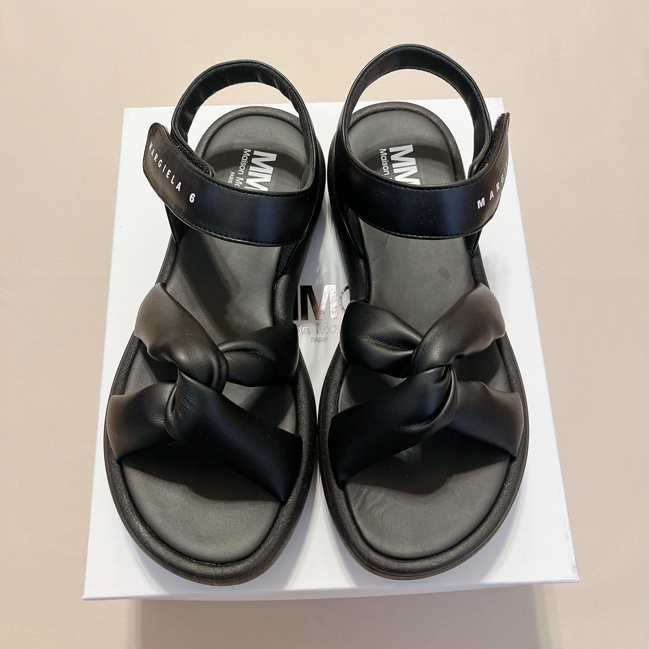 大人もOK MM6 Maison Margiela ロゴ フラット サンダル (MM6