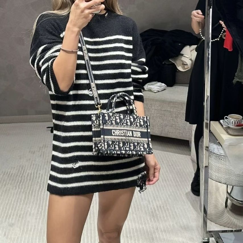 【24SS★】DIOR Dior Book Tote バッグ ミニ ストラップ付き 新作！》DIOR Dior Book Tote バッグ ミニ 3色 ストラップ付き