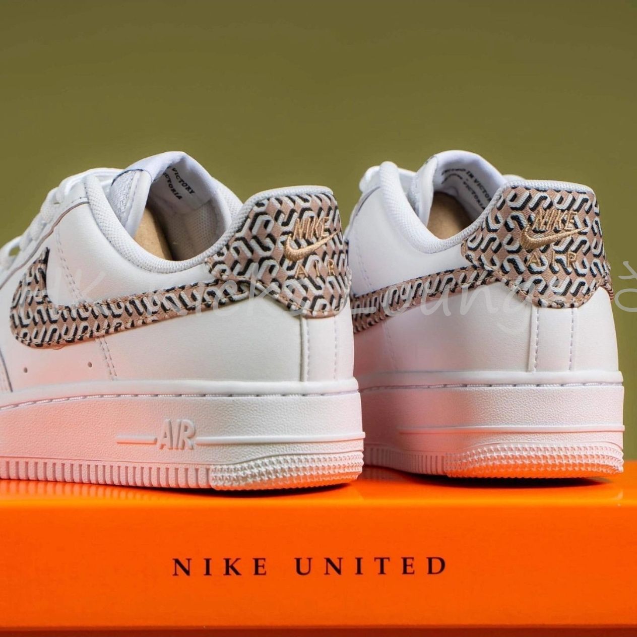 ☆ナイキ☆ WMNS AIR FORCE 1 LX エアフォース1☆追跡可 (Nike