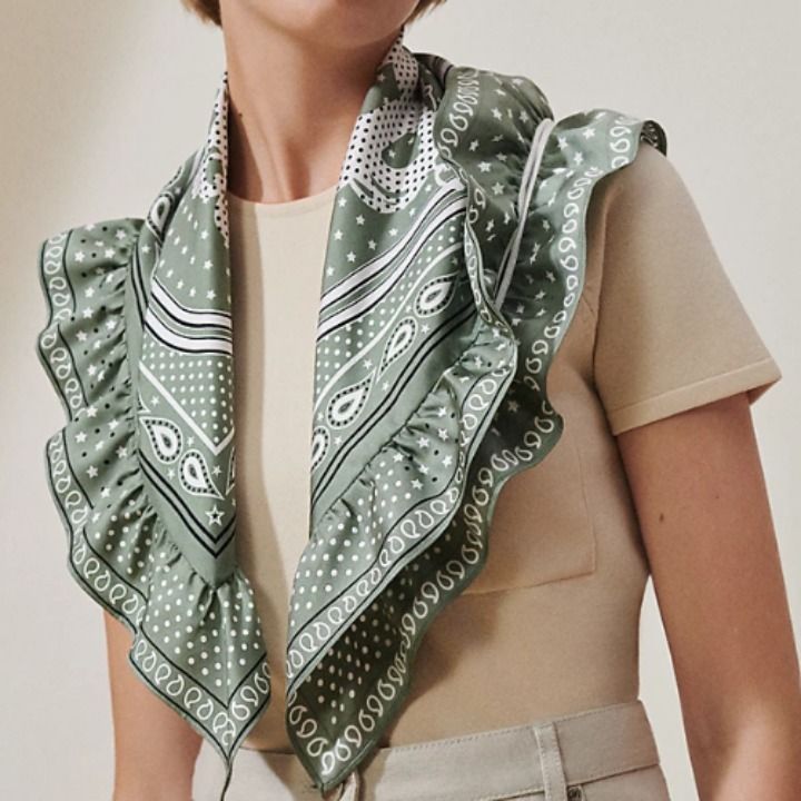 【ファッションに独自の個性と華やかさを☆】HERMES スカーフ ☆フリルがエレガントな華やかさ☆【Hermes】スカーフ70 カーキ