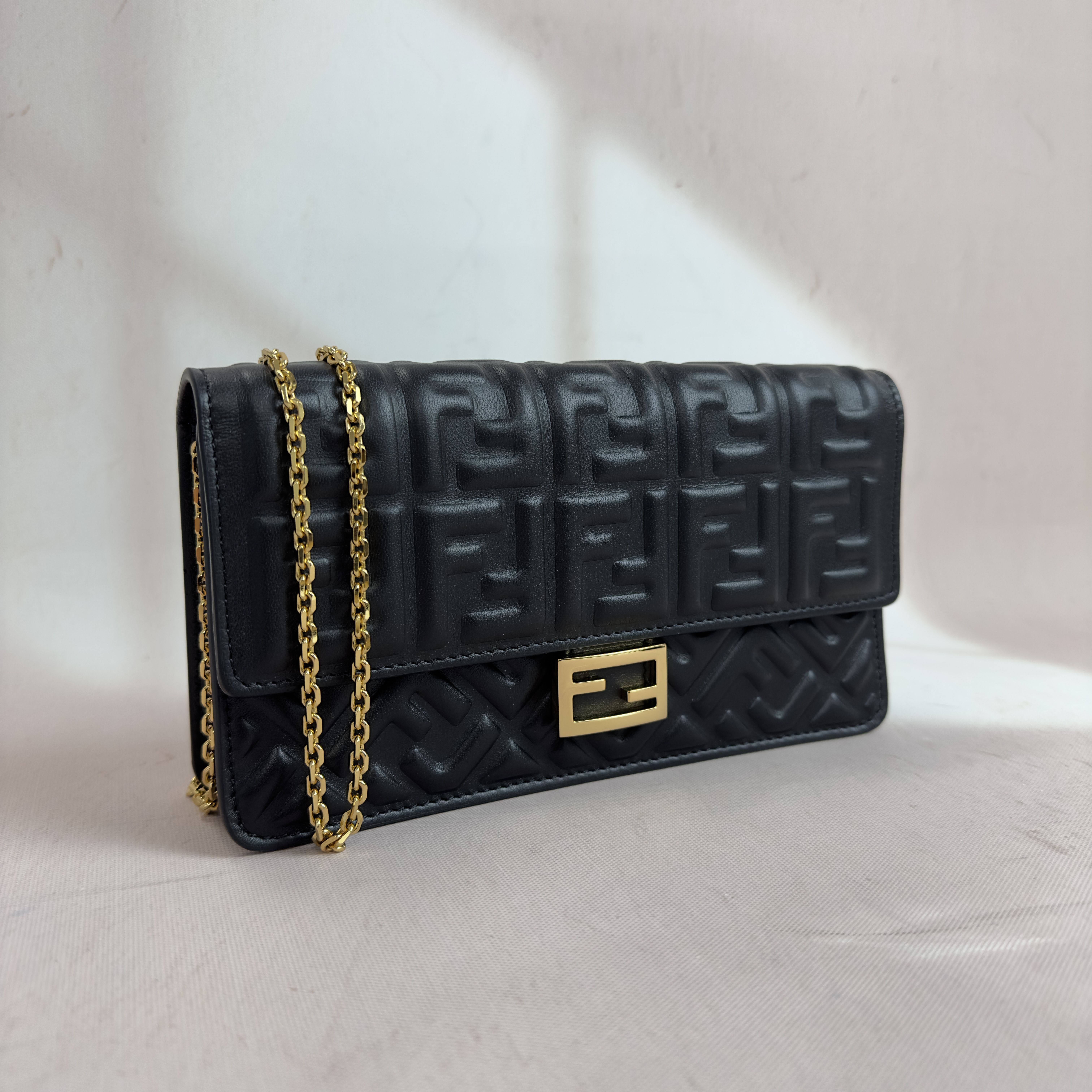【公式在庫なし色♪】FENDI ショルダー バゲット 財布 すぐ届く】FENDI ショルダーストラップ付 バゲット 財布 (FENDI
