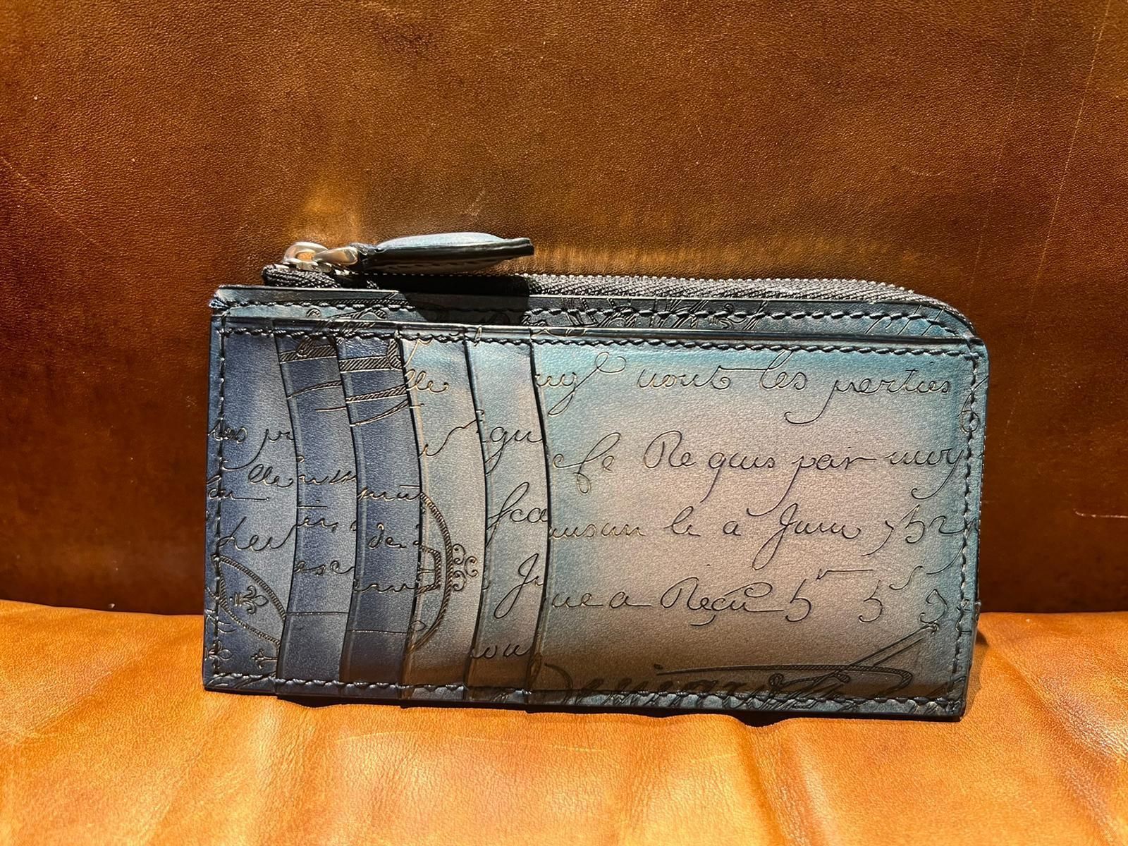2025 お歳暮【公式】 - 人気ブランド BERLUTI】Koa Maxi Scritto レザー ジップ カードホルダー 小物