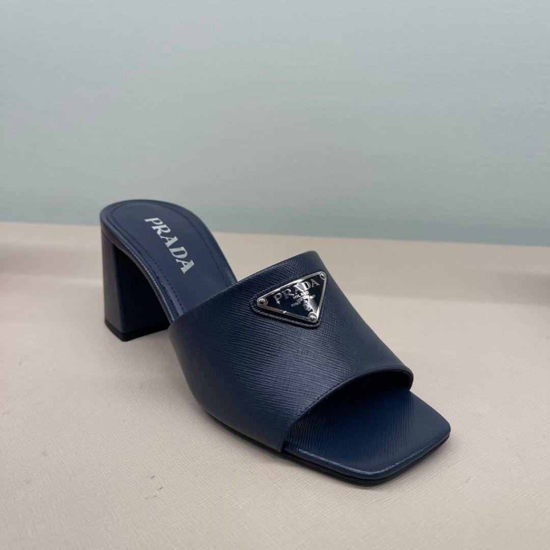 は自分にプチご褒美を e6 PRADA イタリア製サンダルミュール 靴