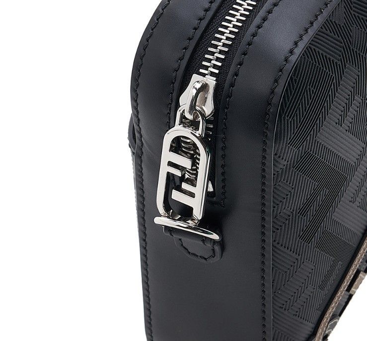 送料関税込☆FENDI フェンディ オーロック ロゴ カメラバッグ☆ 送料関税込☆FENDI フェンディ オーロック ロゴ カメラバッグ