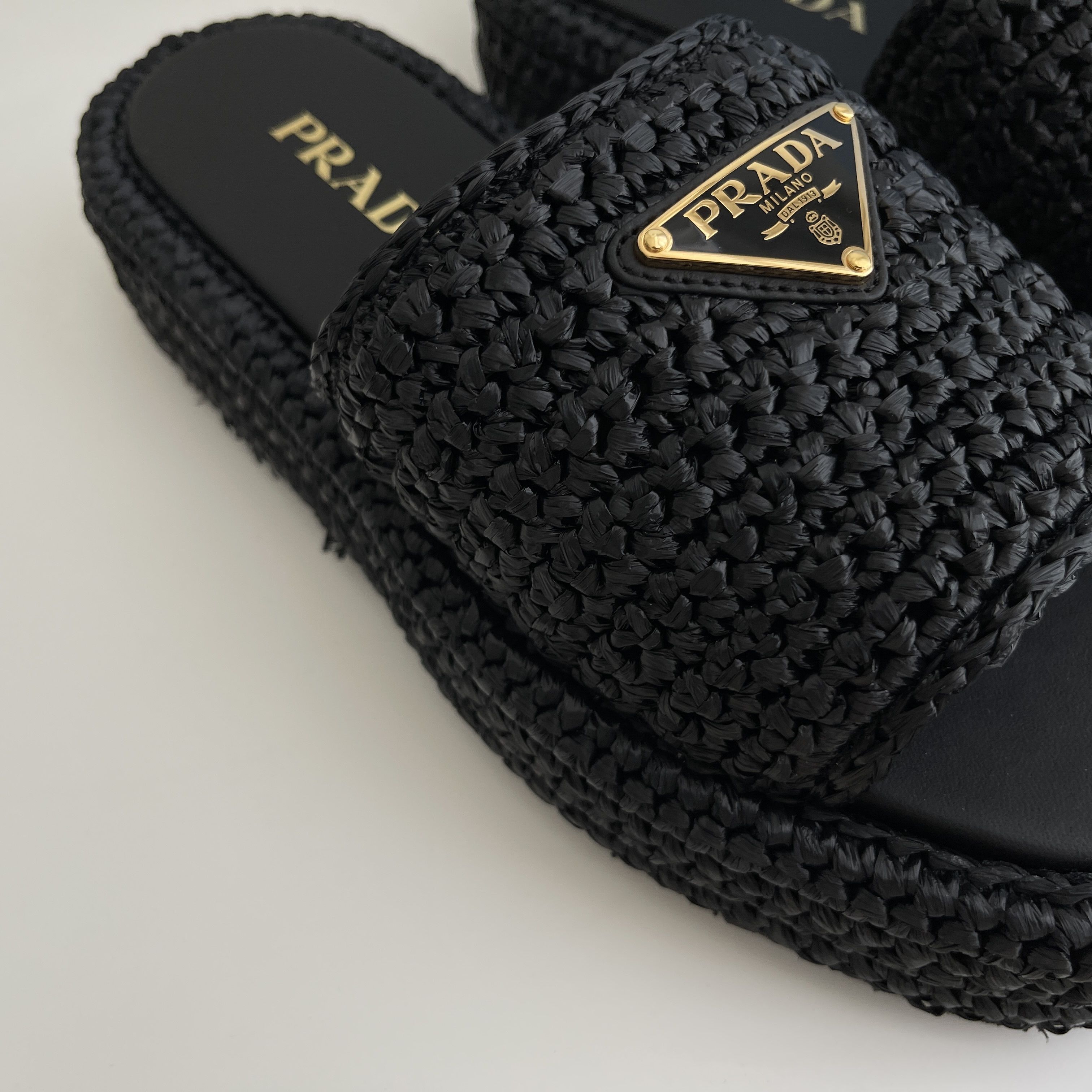 新製品情報も満載 PRADA□クロシェ フラットフォーム スライドサンダル Black 靴