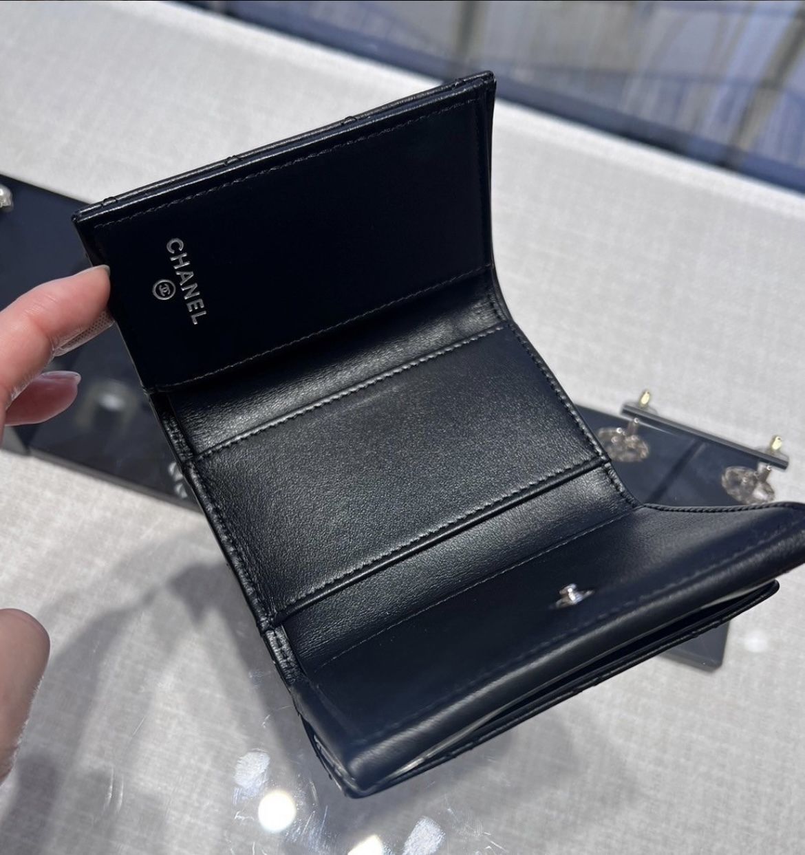 新作】ギフトにも☆so black メンズもOK CHANEL 三つ折り財布