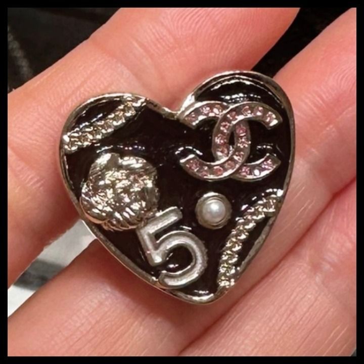【ピンクの輝き♡】CHANEL ブローチ ハート 25A ☆遊び心デザイン☆CHANEL ブローチ ハート (CHANEL/ブローチ
