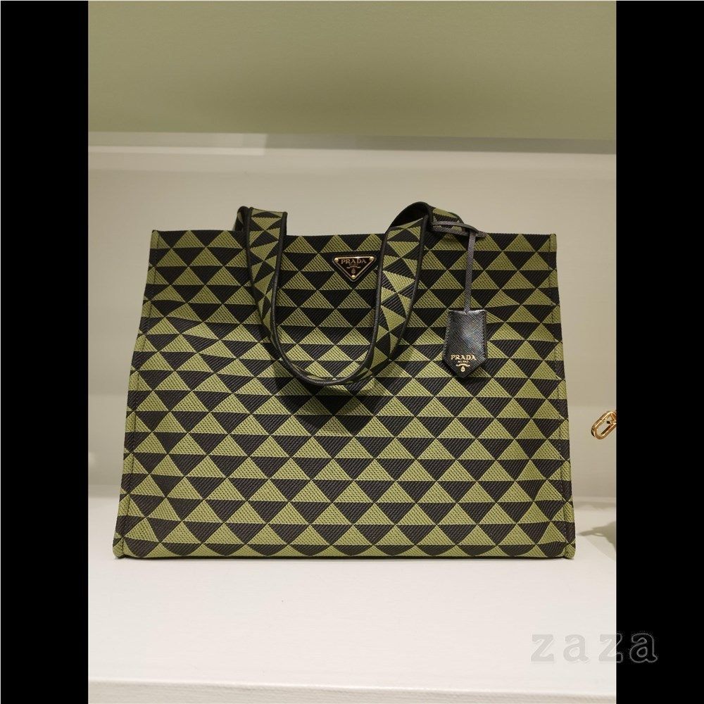 PRADA プラダ レザー ロゴ 型抜き トート バッグ ブラック系