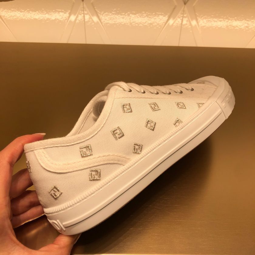 ６万取引突破★UPS速達便利用！【FENDI★フェンディ】シューズ 6万取引突破☆UPS速達便利用！【FENDI】ミュール (FENDI