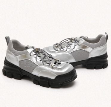 【MAC MOC】Bebe カジュアル ハート レースアップ スニーカー MAC MOC】Bebe Casual Heart Laceup Sneackers (MAC MOC
