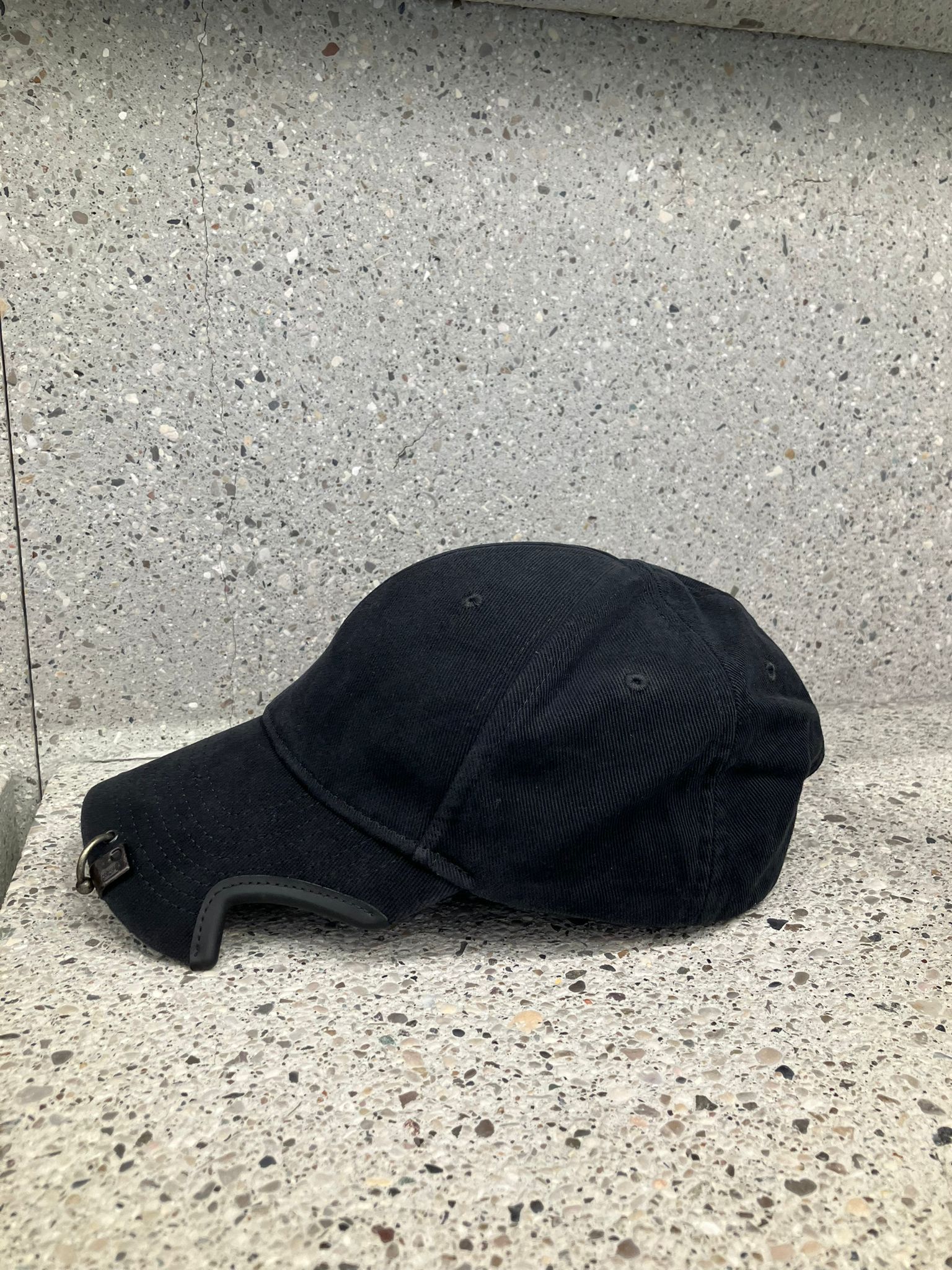 24SS】BALENCIAGA ダメージ ピアス キャップ ロゴ (BALENCIAGA