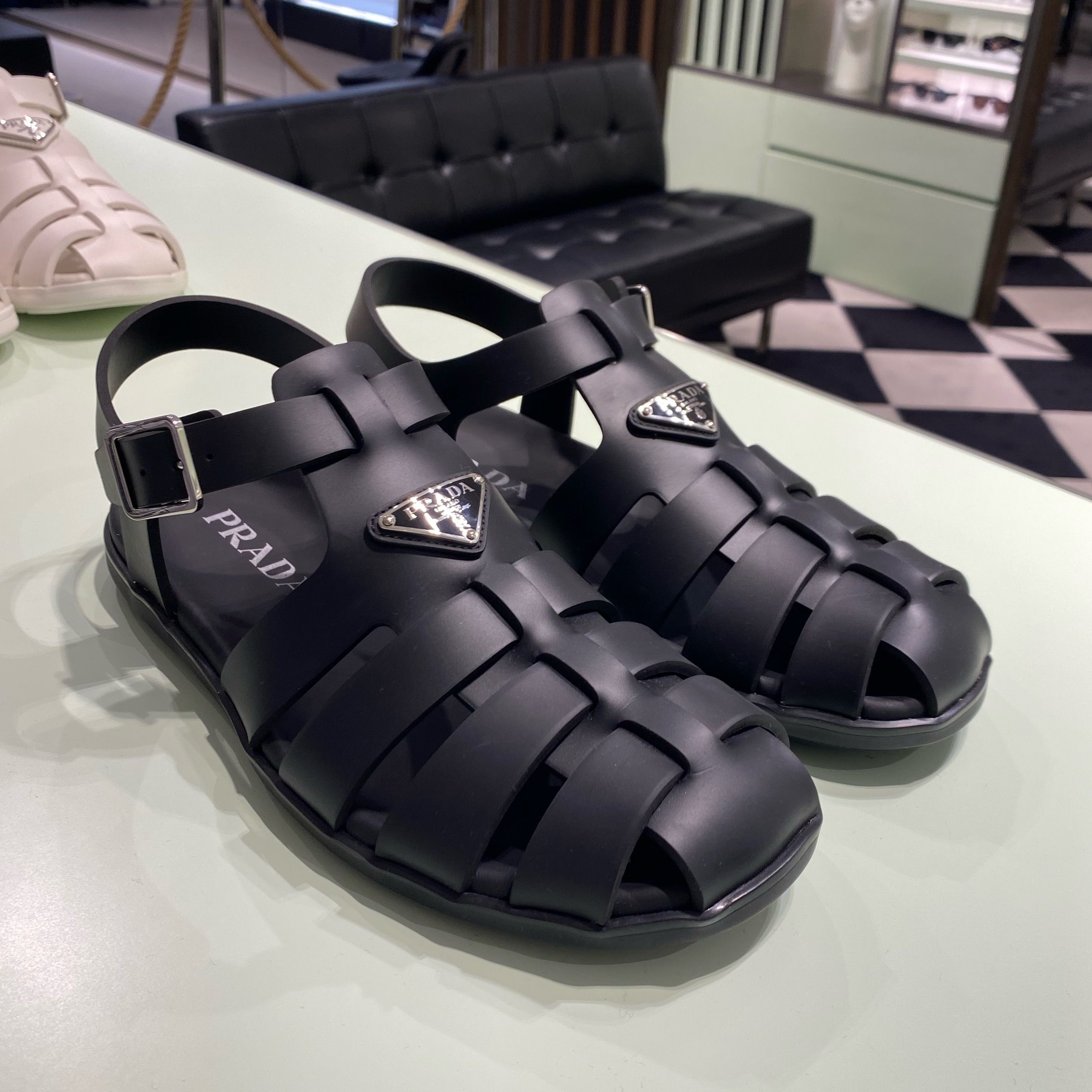PRADA★ラフィアスライダーサンダル Prada ラフィアサンダル | ニュートラル | FARFETCH JP