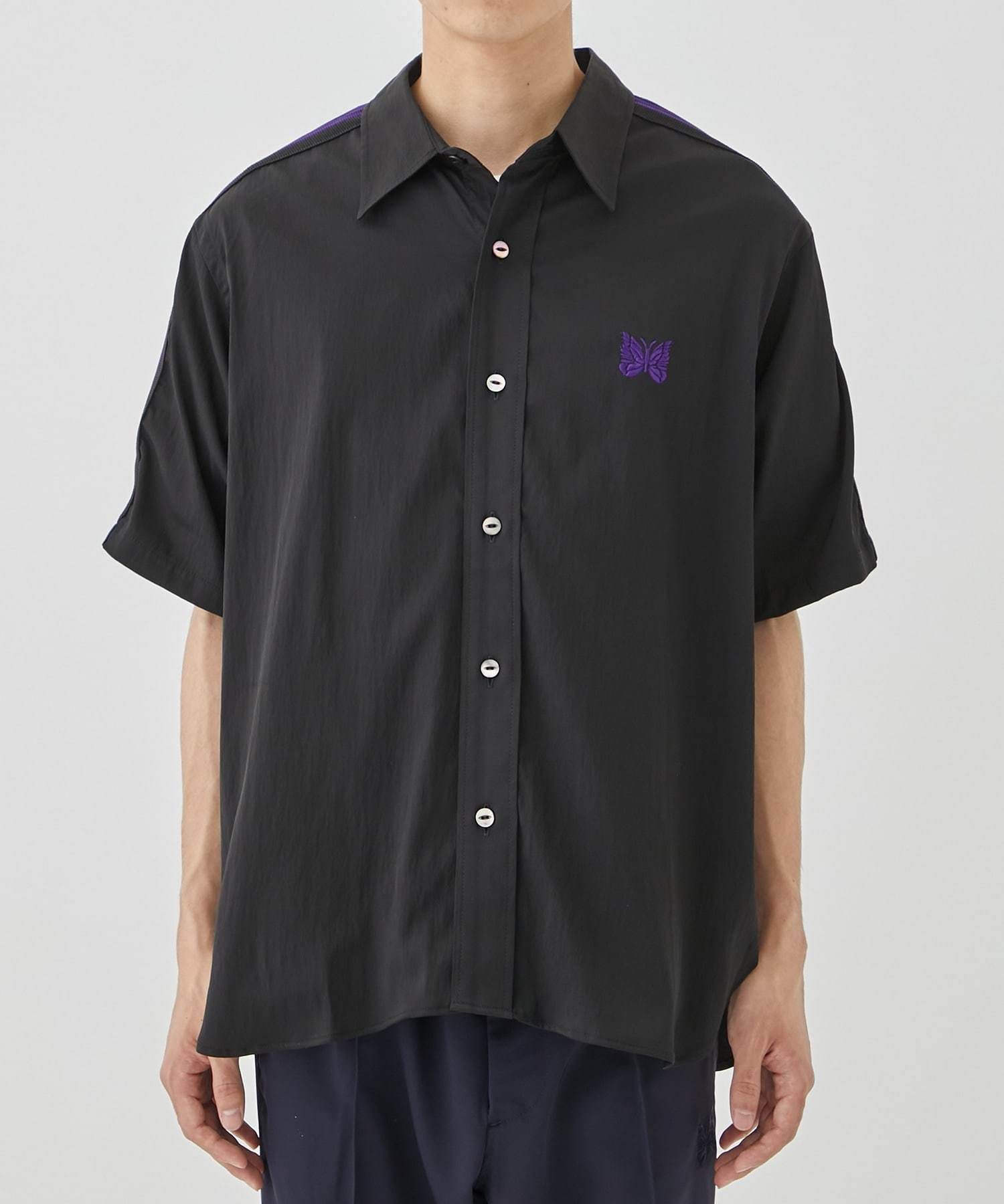 唯一無二の個性を纏う【Needles】〈別注〉Track Tape S/S Shirt