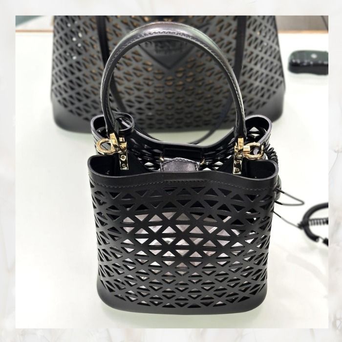 PRADA】プラダ パニエ カットアウトモチーフ レザーミニバッグ