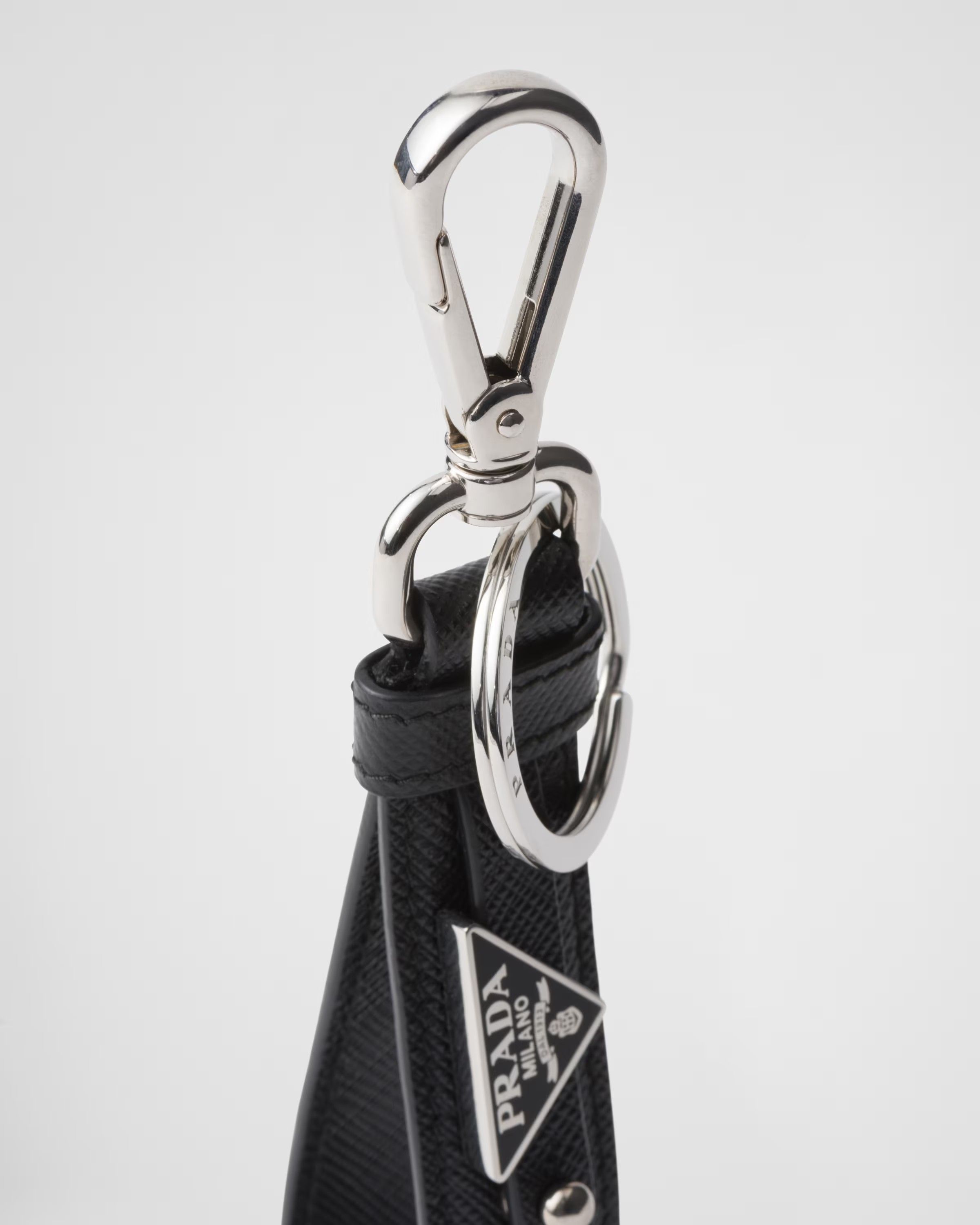 注目の的！【PRADA】サフィアーノレザーキーホルダー (PRADA