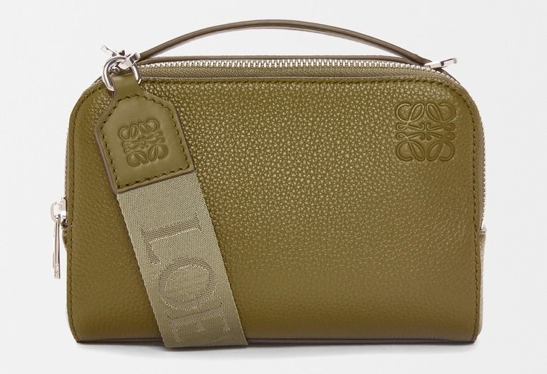 【LOEWE】送料・関税込★ミニカメラ クロスボディバッグ 小ロゴ LOEWE】ミニカメラ クロスボディバッグ 小ロゴ (LOEWE