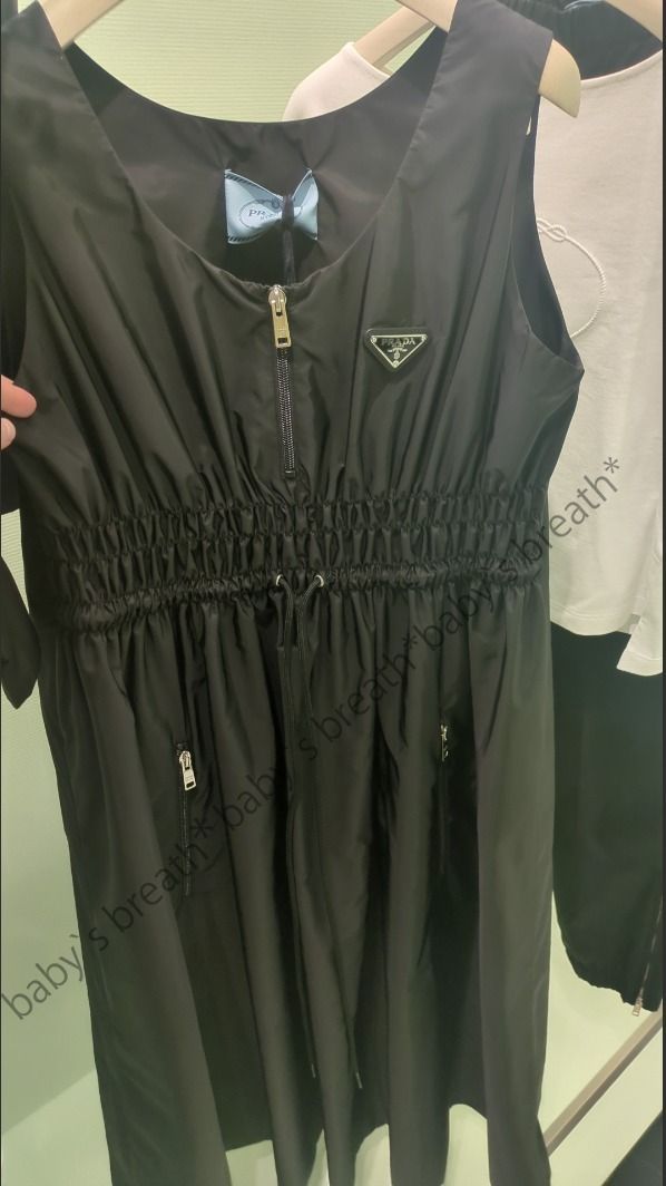 【PRADA】ロゴディテール ノースリーブ ミディドレス☆SALE中 国内発送☆PRADA】ライトRe-Nylon ノースリーブドレス (PRADA