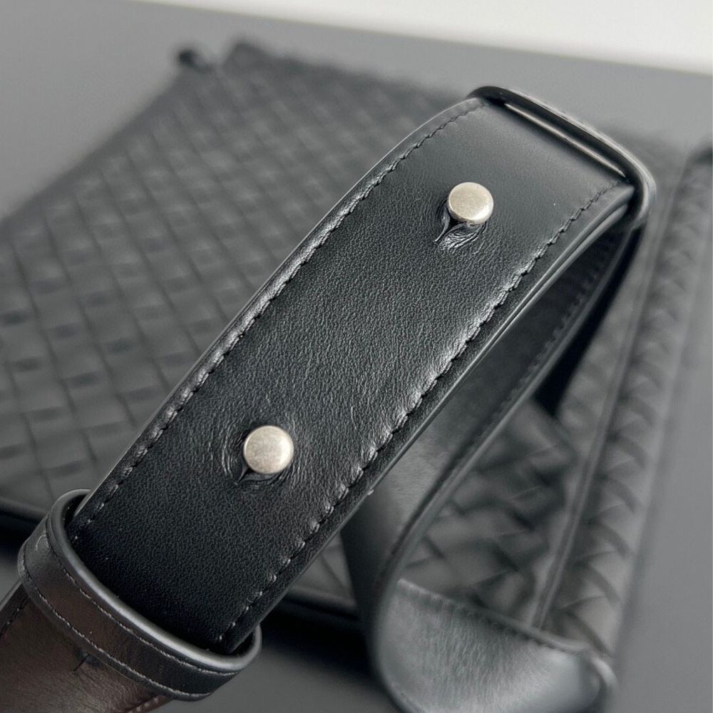 ボッテガヴェネタ ループ ラージ フラットクロスボディバッグ BOTTEGA VENETA] ラージ フラット ループ クロスボディバッグ