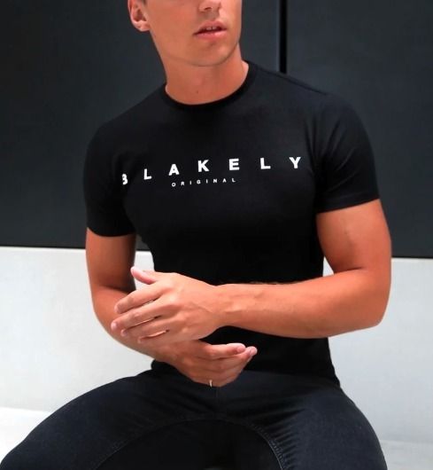 英国発【BLAKELY】 日本未入荷 クルーネック ロゴ Tシャツ 半袖 BLAKELY】 日本未入荷 クルーネック ロゴ Tシャツ 半袖 関送込