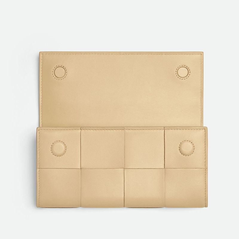 国内直営**BOTTEGA VENETA**カセット ラージ フラップウォレット