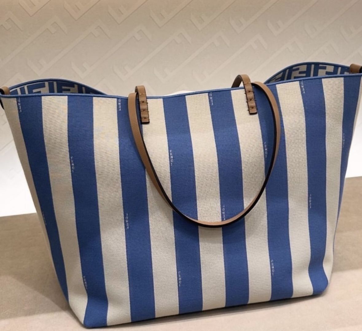 新作☆リバーシブルで印象を変えられる☆FENDI☆Large Roll 新作☆リバーシブルで印象を変えられる☆FENDI☆Large Roll