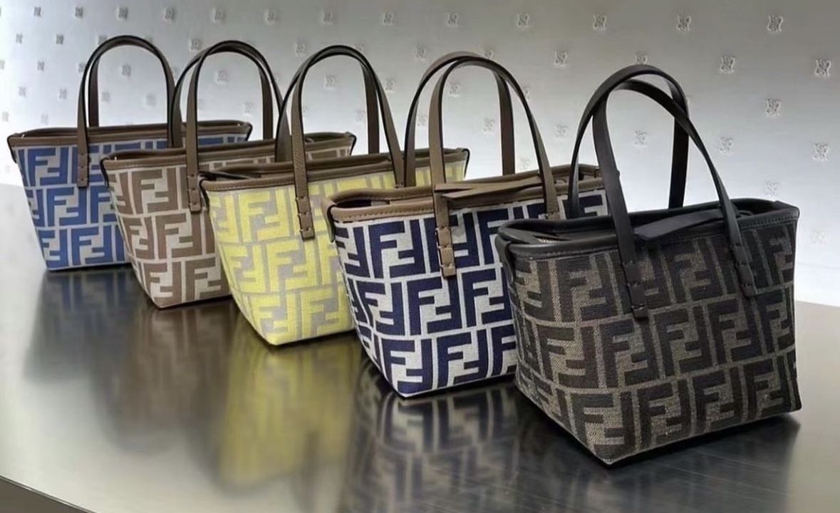 斜めがけも☆ミニサイズだけど存在感抜群☆FENDI☆Roll Mini 斜めがけも☆ミニサイズだけど存在感抜群☆FENDI☆Roll Mini