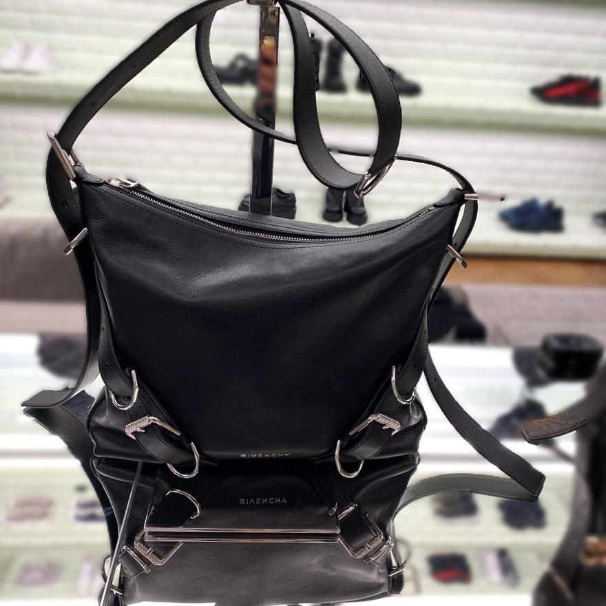 GIVENCHY_Vシルエット・ショルダーバッグ_Voyou (GIVENCHY