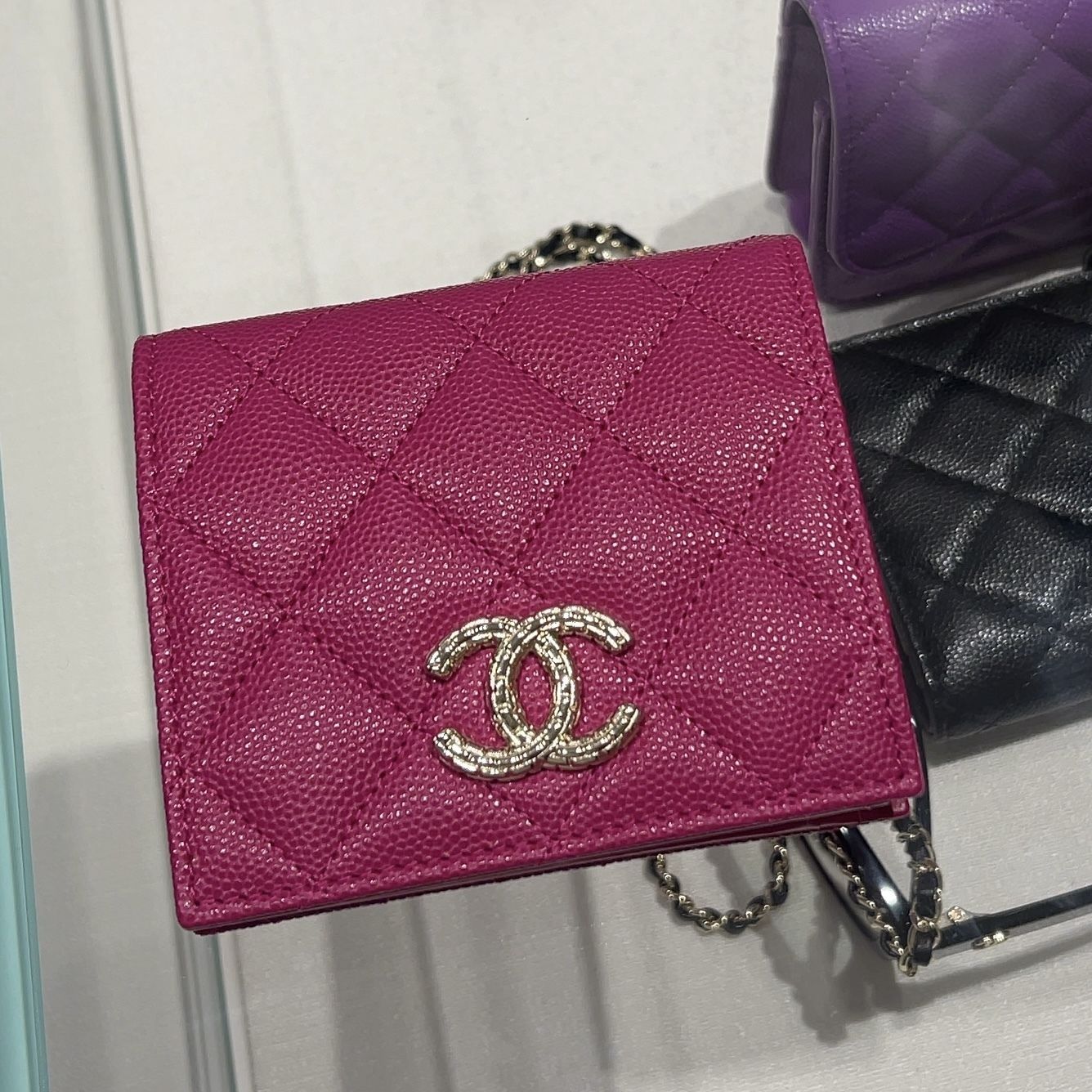 限定ロゴが可愛い！】CHANEL スモール フラップ ウォレット