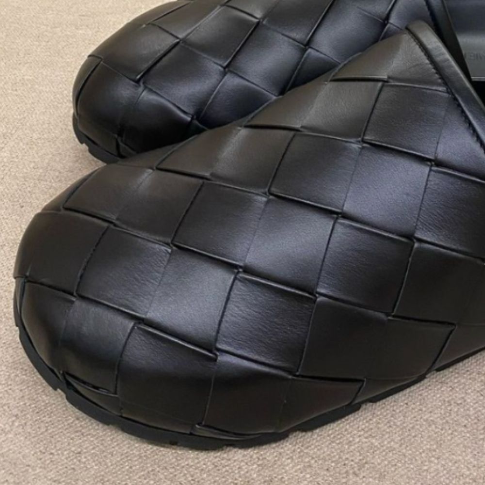 24SS【BOTTEGA VENETA】レジー ミュール イントレチャートレザー